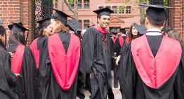 La última extravagancia para entrar en Harvard cuesta 40.000 dólares: mandar a tu hijo a fregar platos y limpiar retretes
