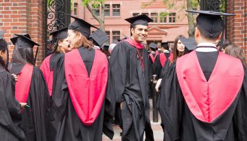 La última extravagancia para entrar en Harvard cuesta 40.000 dólares: mandar a tu hijo a fregar platos y limpiar retretes