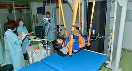 China está preparando su llegada a la Luna de una forma peculiar: hasta 30 días comiendo, durmiendo y aseándose sin levantarse
