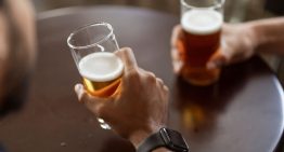 Llevamos años diciendo que una cerveza cura la resaca. La ciencia dice que solo alargamos lo inevitable