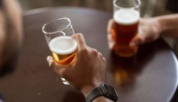 Llevamos años diciendo que una cerveza cura la resaca. La ciencia dice que solo alargamos lo inevitable