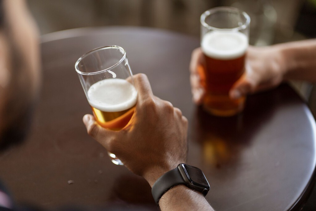 Llevamos años diciendo que una cerveza cura la resaca. La ciencia dice que solo alargamos lo inevitable 