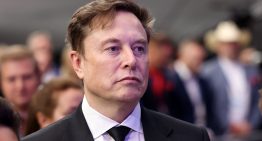 Elon Musk podría vivir donde quisiera, pero eligió una caravana junto a un enorme complejo de centros de datos en expansión