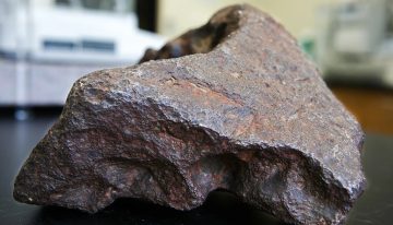 30 años después de utilizar una piedra como tope de puerta, descubre que es un meteorito que vale una pequeña fortuna
