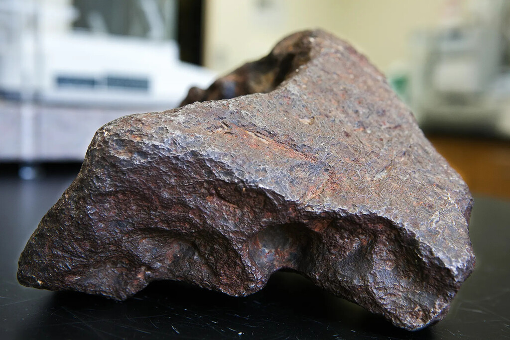 30 años después de utilizar una piedra como tope de puerta, descubre que es un meteorito que vale una pequeña fortuna