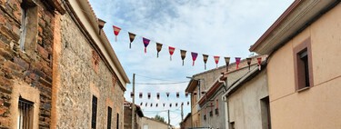 Un pueblo zamorano de 180 habitantes quería decorar sus calles así que sus vecinas tejieron 15 metros de ganchillo