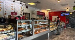 El cafecito de la discordia: una panadería cubana de Miami recibe a candidatos demócratas y desata la furia del exilio en las redes
