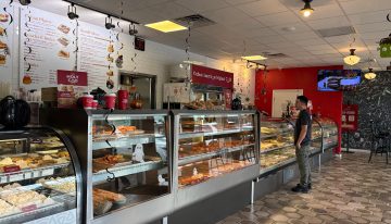 El cafecito de la discordia: una panadería cubana de Miami recibe a candidatos demócratas y desata la furia del exilio en las redes