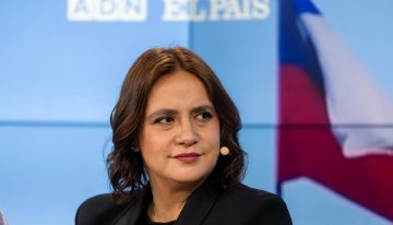 La jefa de información de EL PAÍS Chile, Rocío Montes, gana el Premio Lenka Franulic