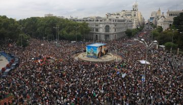 Reacciones a los decretos de vivienda y las acampadas en directo | Una marcha masiva llega a Cibeles para exigir vivienda y llama a una huelga general “gobierne quien gobierne”