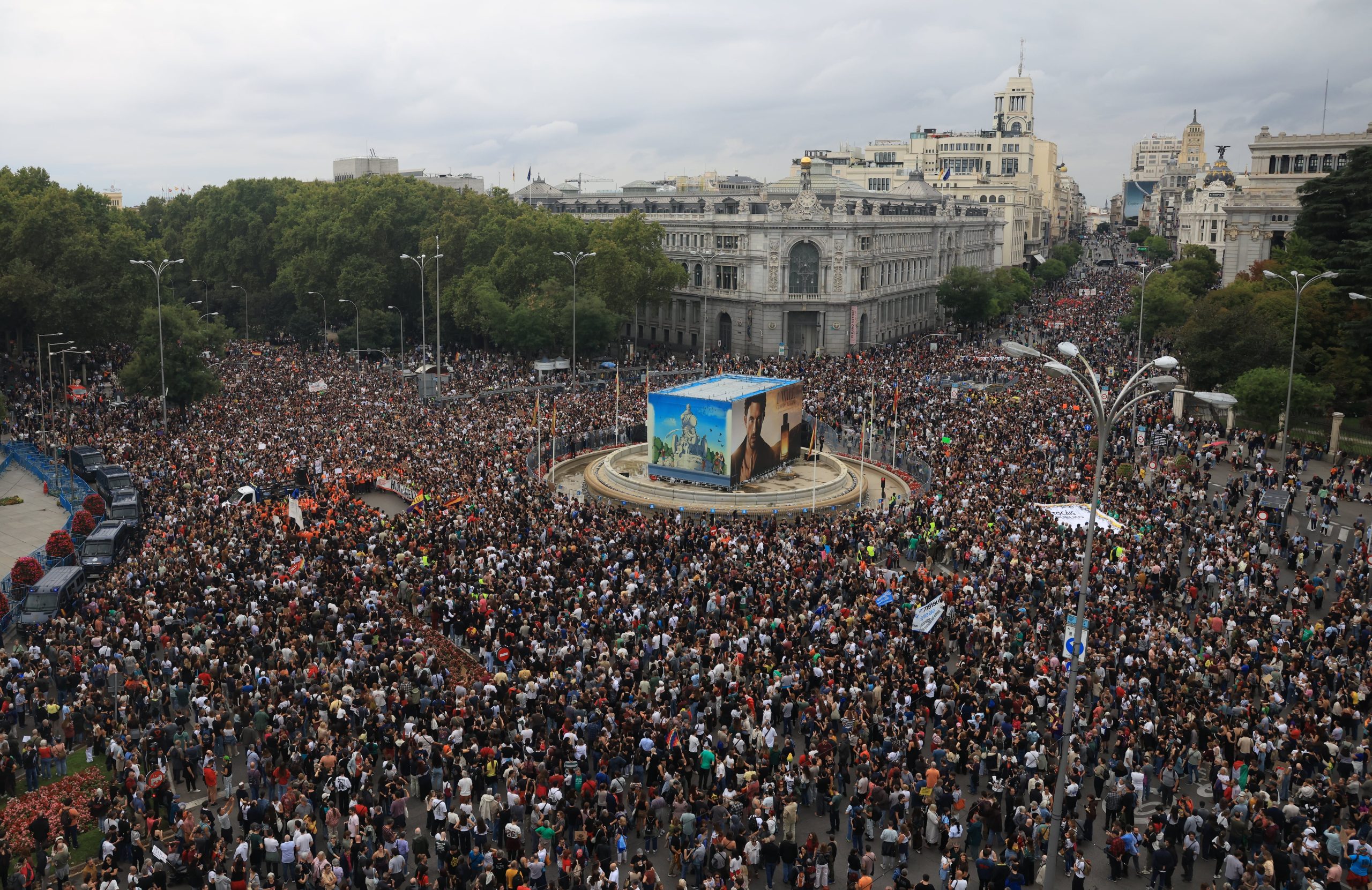 La manifestación por la vivienda llega a Cibeles en Madrid.