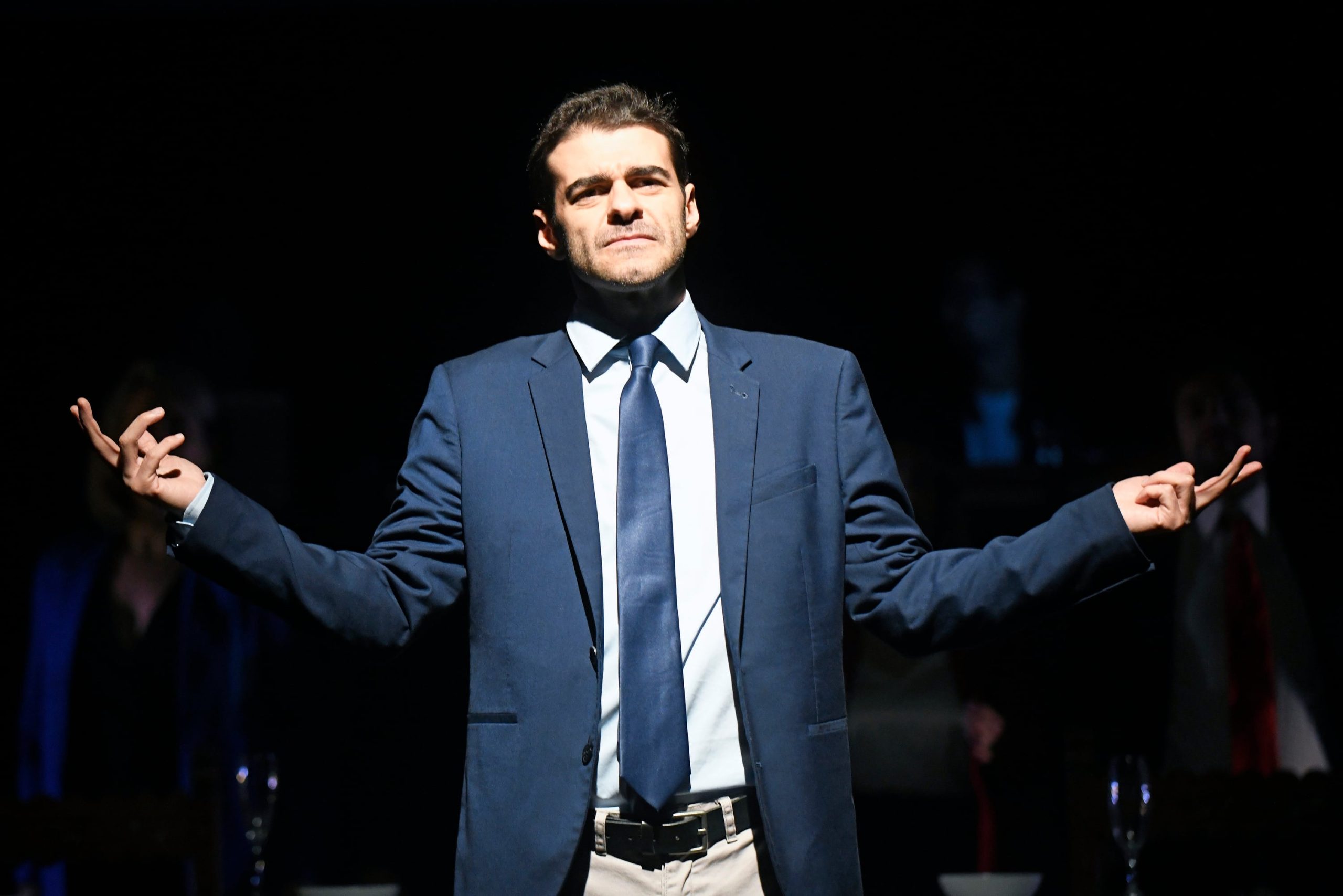 Rafael Segura, que encarna a un trasunto de Carlos Mazón en un ensayo.