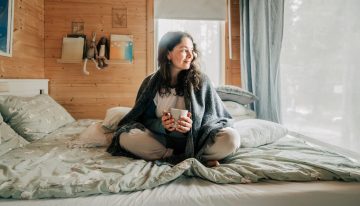 La manta con mangas que arrasa cada otoño: el invento para estar calentita en el sofá por menos de 22 euros