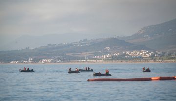 La Guardia Civil detiene a dos migrantes tras una persecución marítima en Ceuta