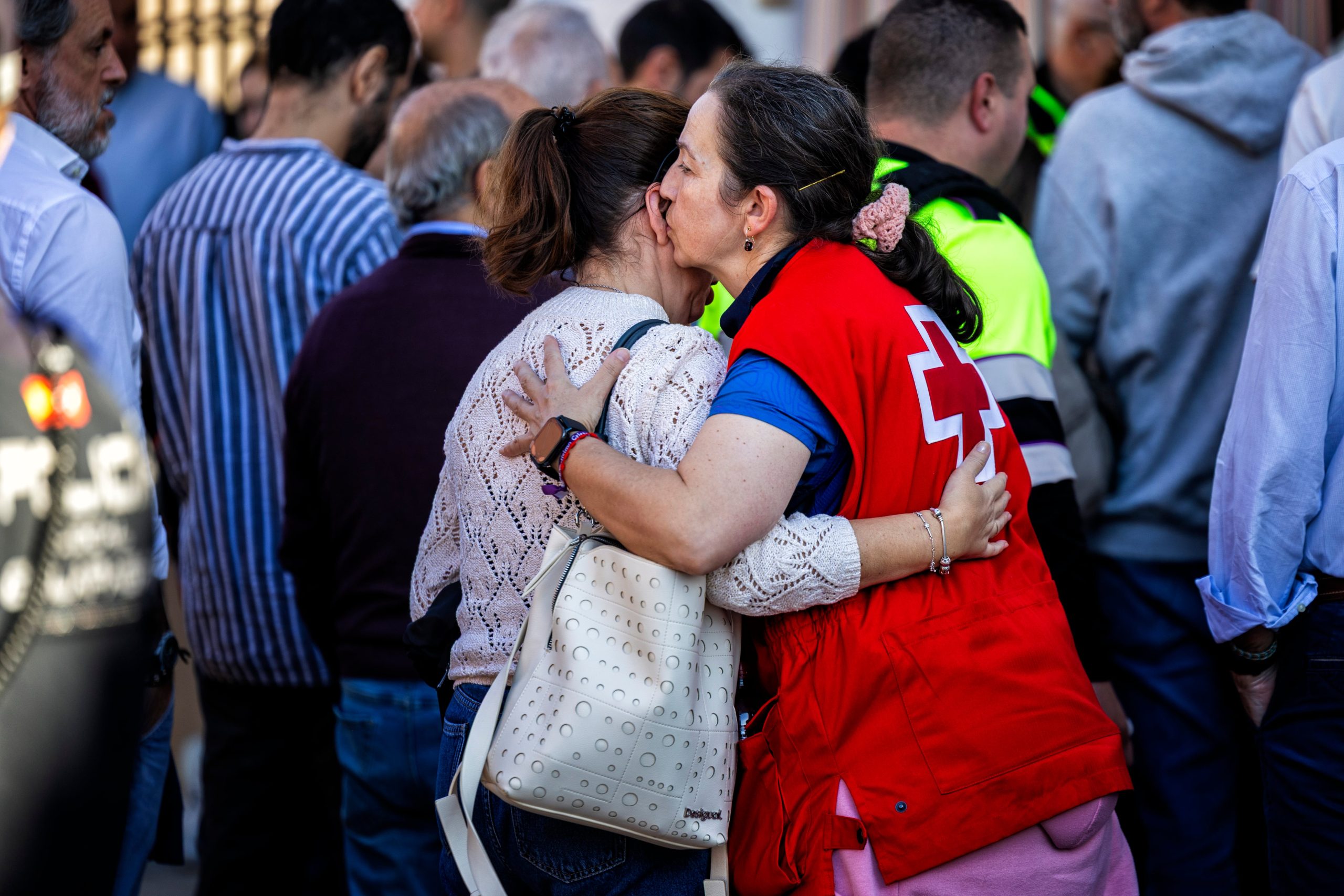 La Cruz Roja atiende a familiares de desaparecidos en el accidente ferroviario este miércoles en Urda (Toledo). 