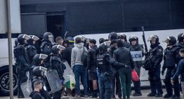 La Policía empieza a desalojar el asentamiento de migrantes de la playa de El Trampolín de Ceuta