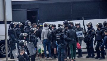 La Policía empieza a desalojar el asentamiento de migrantes de la playa de El Trampolín de Ceuta