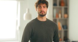 Las 10 prendas que están resolviendo el armario de entretiempo de los hombres por muy poco dinero