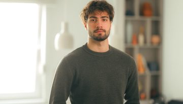 Las 10 prendas que están resolviendo el armario de entretiempo de los hombres por muy poco dinero