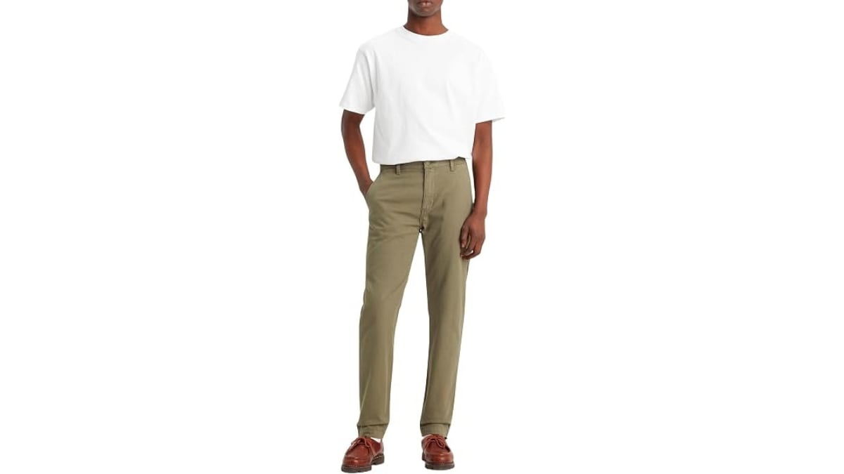 Pantalón chino para hombre, de Levi’s.