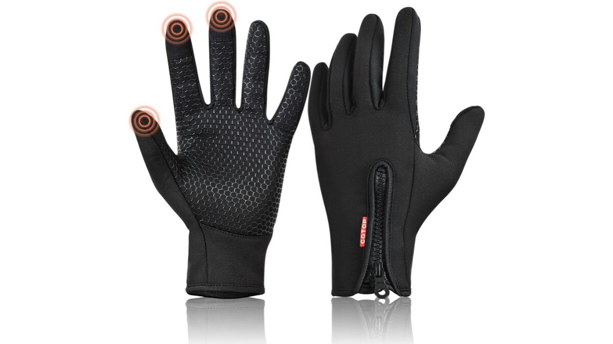 Estos guantes incorporan fibra microconductiva en tres dedos para que uses el móvil.