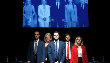 Mazón se sienta en el banquillo, pero en una obra de teatro documental y satírica sobre la gestión de la dana
