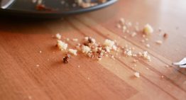 El producto que ayuda a recoger migas y restos de la mesa en segundos