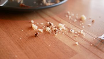 El producto que ayuda a recoger migas y restos de la mesa en segundos
