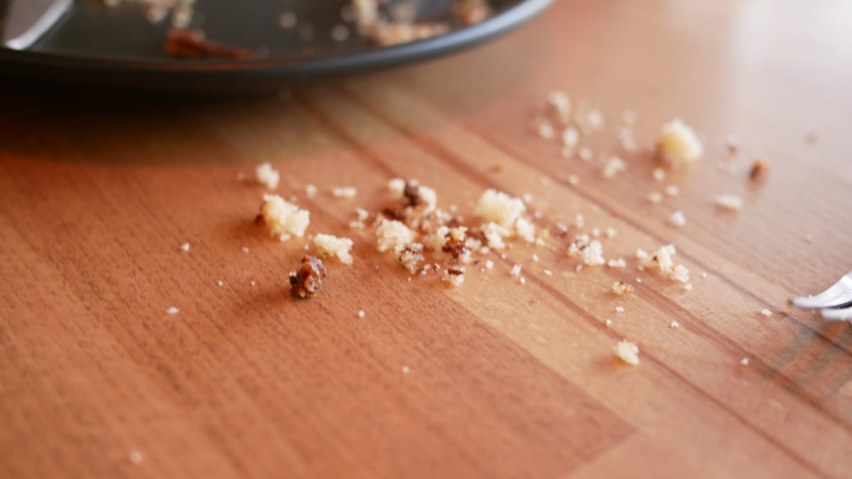 Migas esparcidas sobre una mesa de madera.