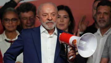 Lula admite que el resultado electoral es “inesperado”y ataca a Bolsonaro por sus lazos con el crimen