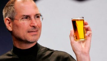 Steve Jobs tenía una práctica de contratación un tanto inusual: una entrevista en un bar, cerveza en mano