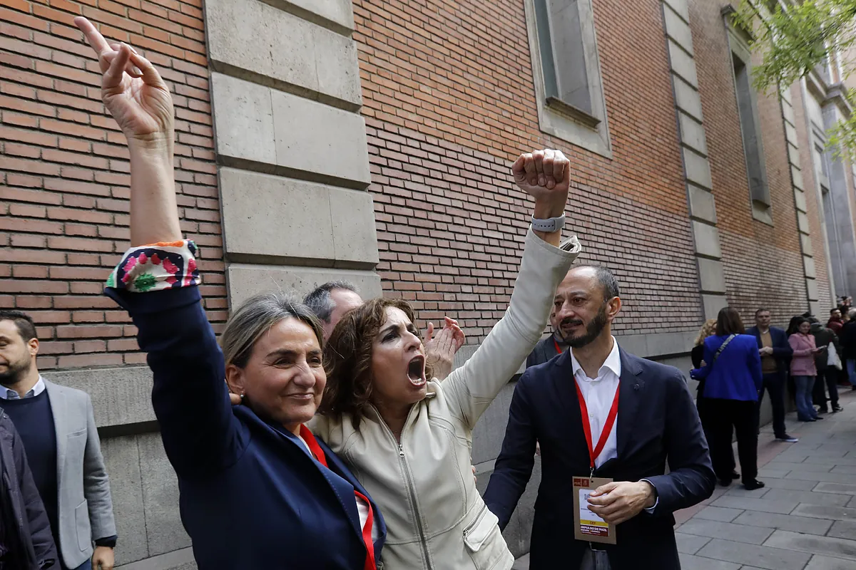 Dirigentes socialistas toman la calle de Ferraz al ritmo de 'Quédate' en apoyo a Pedro Sánchez