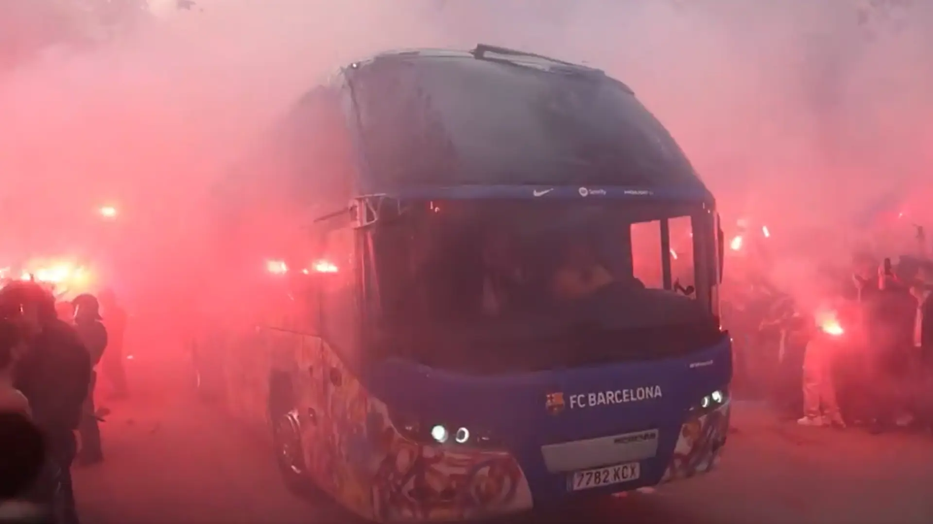 La afición del Barça lanza numerosos objetos al autobús de su equipo tras confundirlo con el del PSG