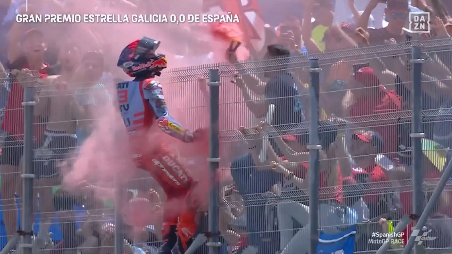 Marc Márquez enloquece en Jerez: escalada a la valla de la grada y baile en el podio tras ser segundo