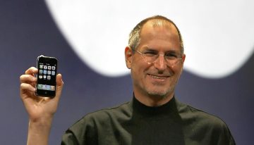 «Los teléfonos apestan»: Steve Jobs no quería hacer el iPhone. Solo hubo una idea que le convenció