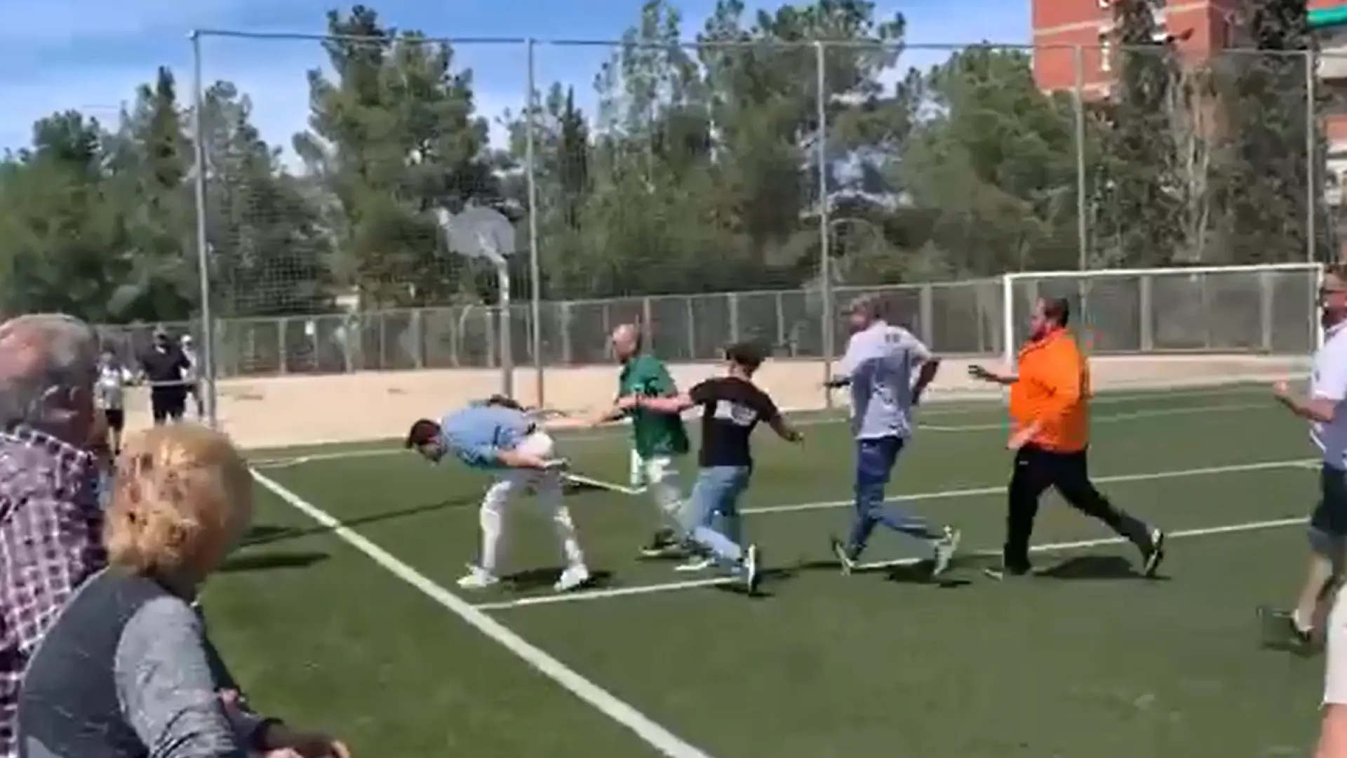 Bochornosa pelea entre padres durante un partido de niños de ocho años en Sabadell