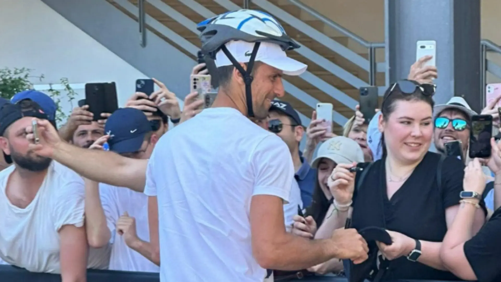 Djokovic reaparece con un casco en las instalaciones del Masters 1.000 de Roma tras sufrir un botellazo en la cabeza