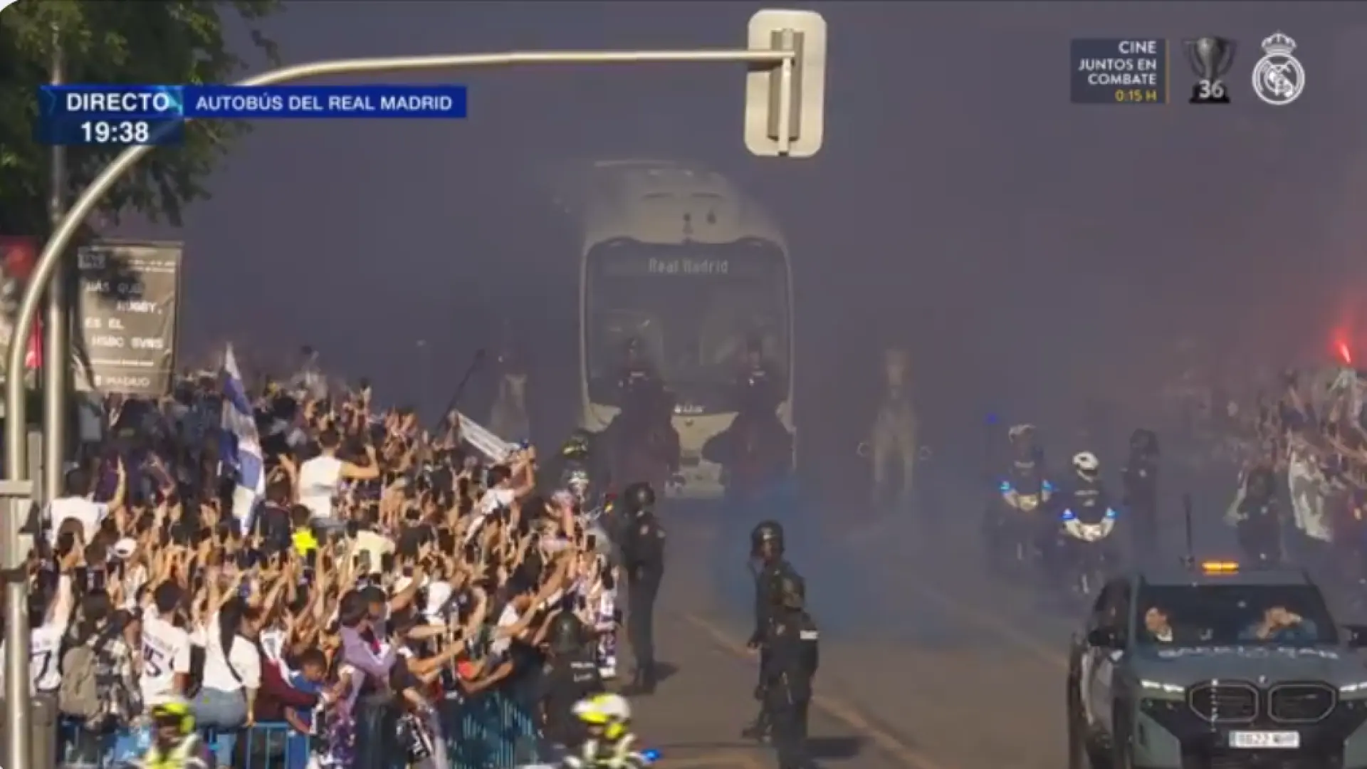 El apoteósico recibimiento al autobús del Real Madrid a su llegada al Santiago Bernabéu: "Nuestro corazón, nuestro escudo"
