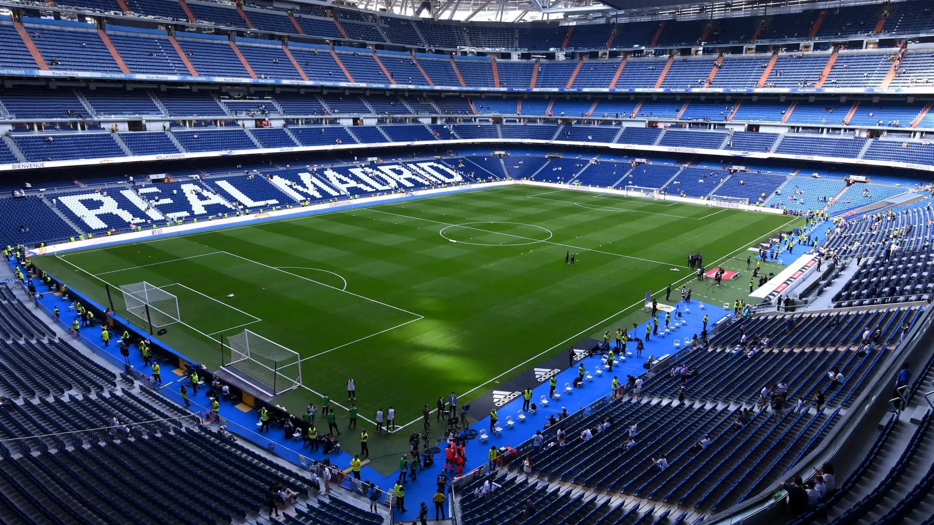 Detienen a dos hombres cerca del Bernabéu con 138 carnés de socios del Real Madrid que usaban para revender entradas