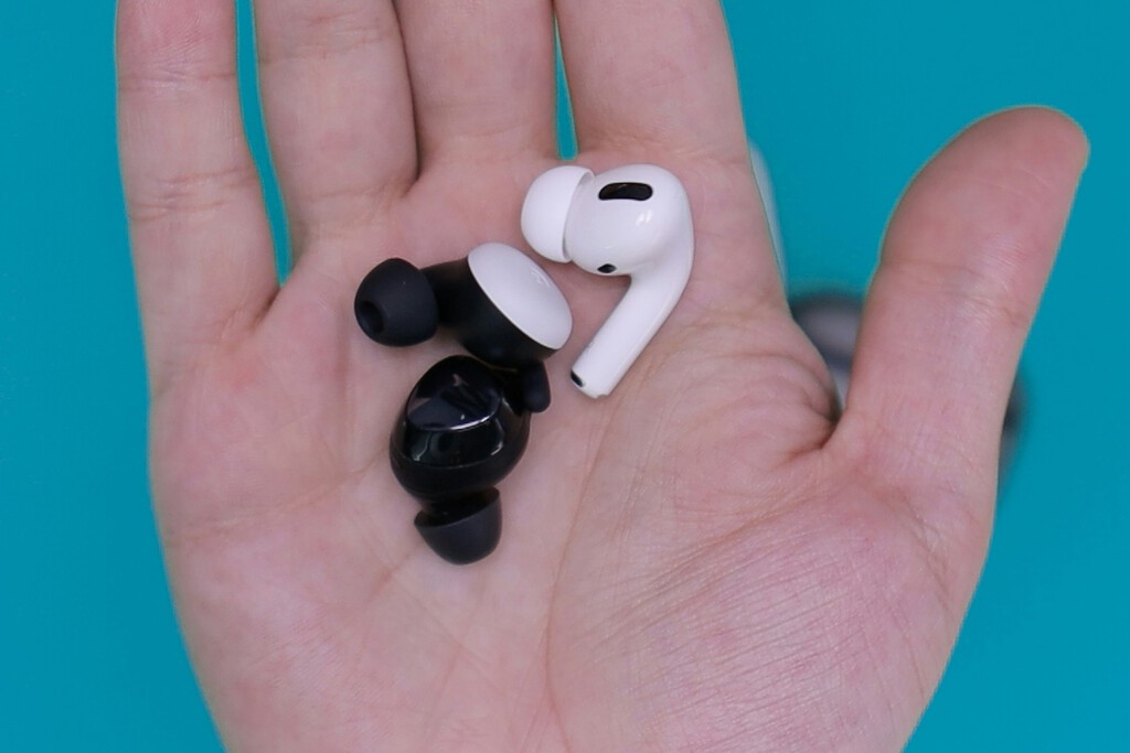 Hackean los AirPods de Apple con un microondas y papel de aluminio. El objetivo: que pueda usarlos su abuela 