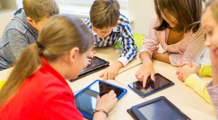 «Estábamos todos muy equivocados»: pantallas como la del iPad son la razón del descenso del nivel de los alumnos, según el gobierno sueco