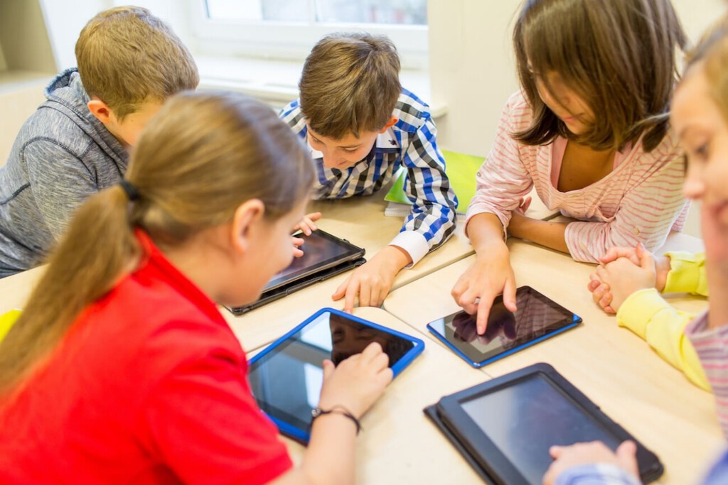 "Estábamos todos muy equivocados": pantallas como la del iPad son la razón del descenso del nivel de los alumnos, según el gobierno sueco