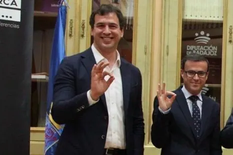 El líder del PSOE de Extremadura creó la plaza para el hermano de Pedro Sánchez seis días después de rechazar contratar más personal: «Me parece que pedís mucho»