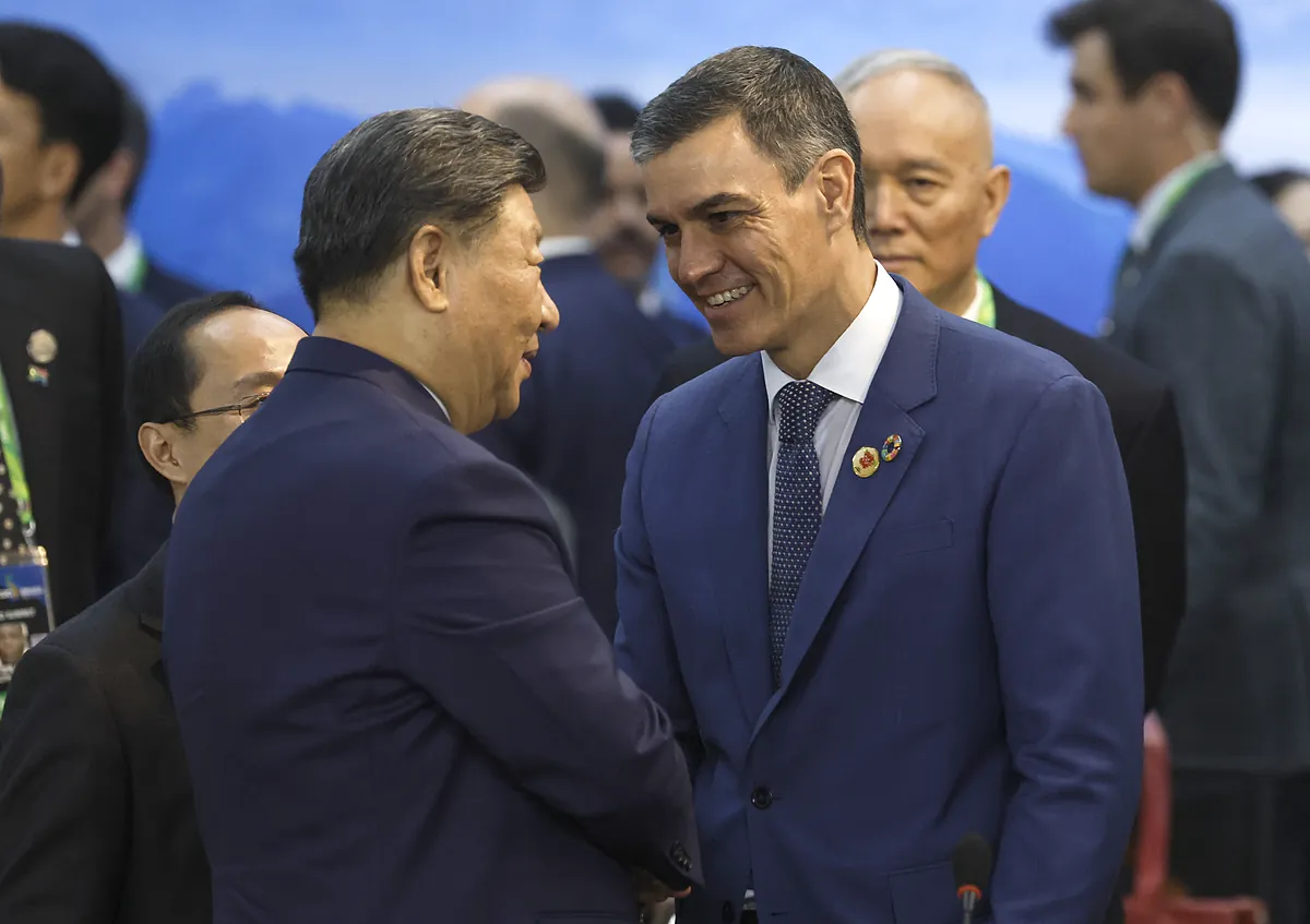 Sánchez agasaja al presidente de la Asamblea Nacional china en plena tensión comercial y tras haber «debilitado» a Bruselas