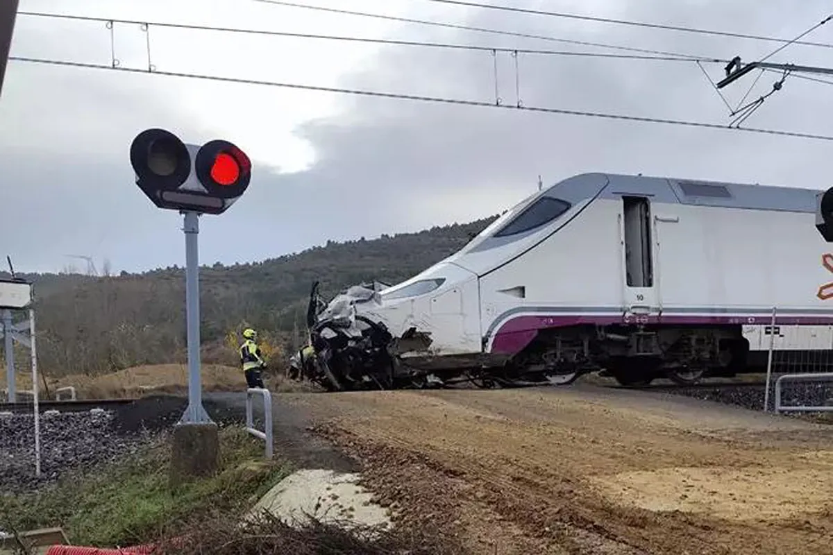 Mueren dos operarios de las obras del AVE al ser arrollado su coche por un Alvia en un paso a nivel