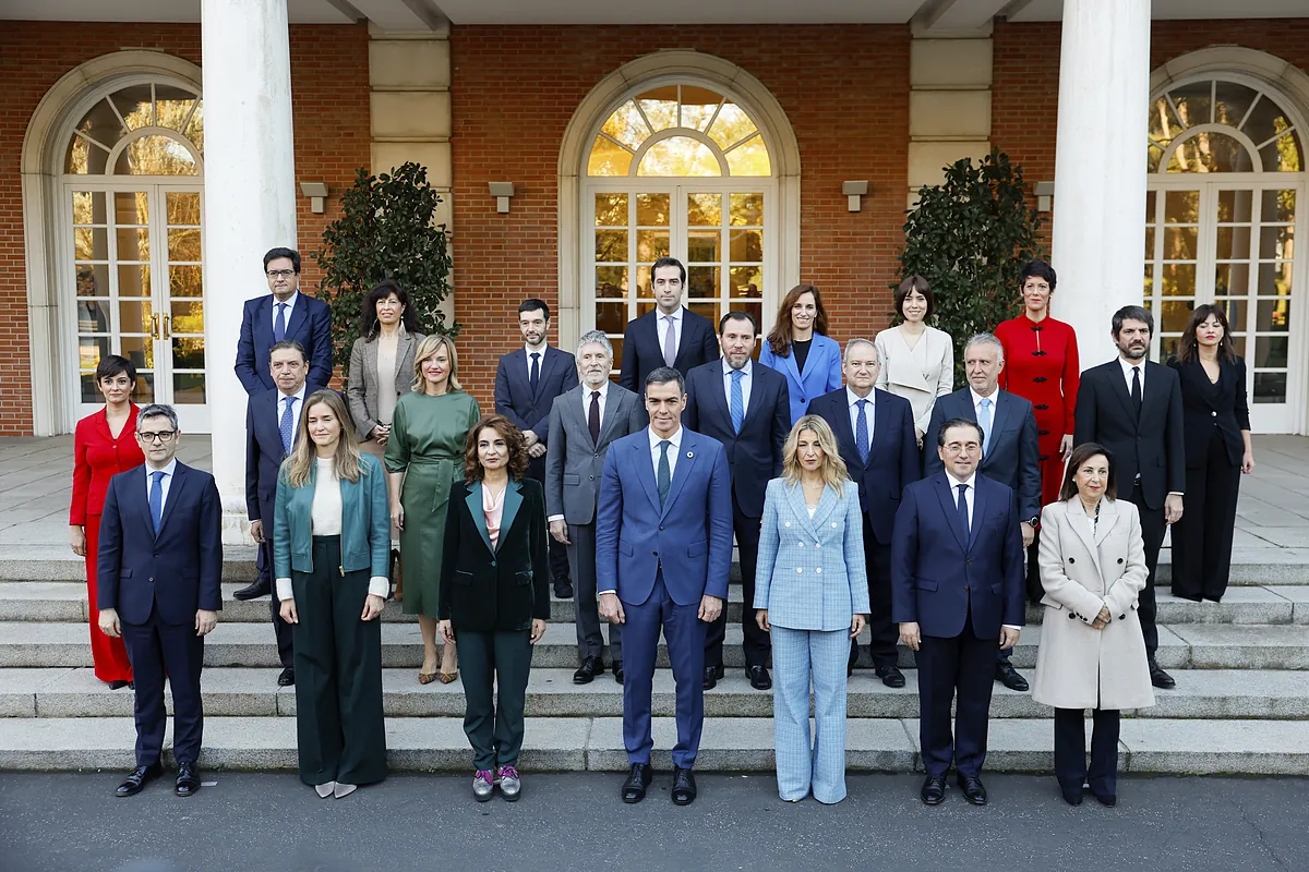 Pedro Sánchez preside la nueva foto oficial del Gobierno tras la salida de Ribera y la entrada de Aagesen