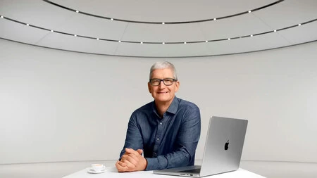 Tim Cook tomándose un café