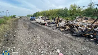 Una foto proporcionada por el Servicio de Prensa del Servicio de Seguridad de Ucrania (SBU) muestra un convoy destruido de automóviles civiles en la llamada "zona gris" entre la región ocupada por las fuerzas rusas Svatove de Lugansk y liberada por el ejército ucraniano Kupiansk, en la región de Járkov, Ucrania, 01 de octubre de 2022.