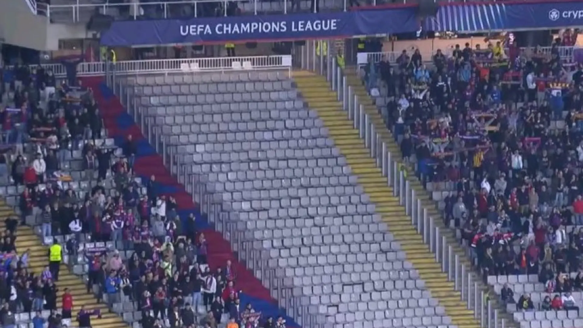 La grada de animación vacía y una invasión de fans del Brest, la imagen que indigna a los culés: "Esto es un cementerio"