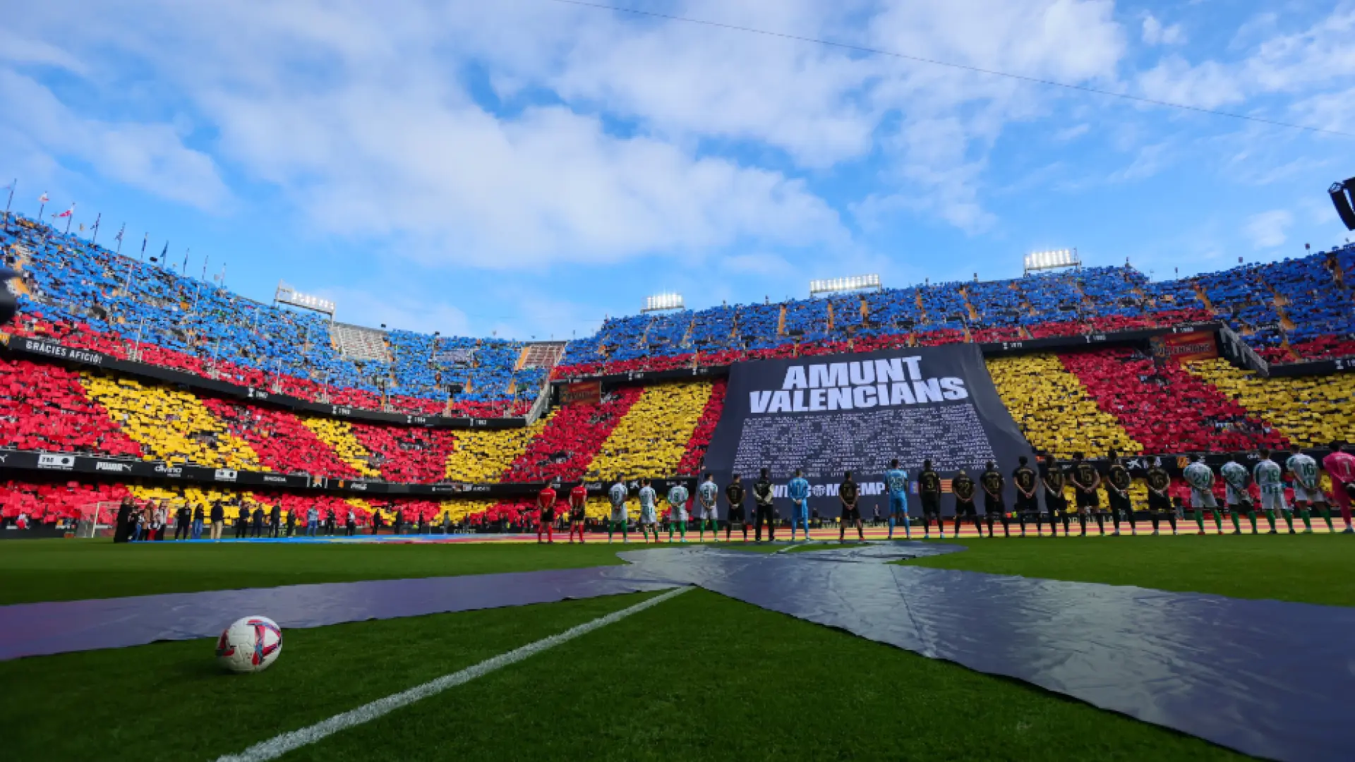 El emotivo homenaje del Valencia CF en Mestalla a las víctimas de la DANA